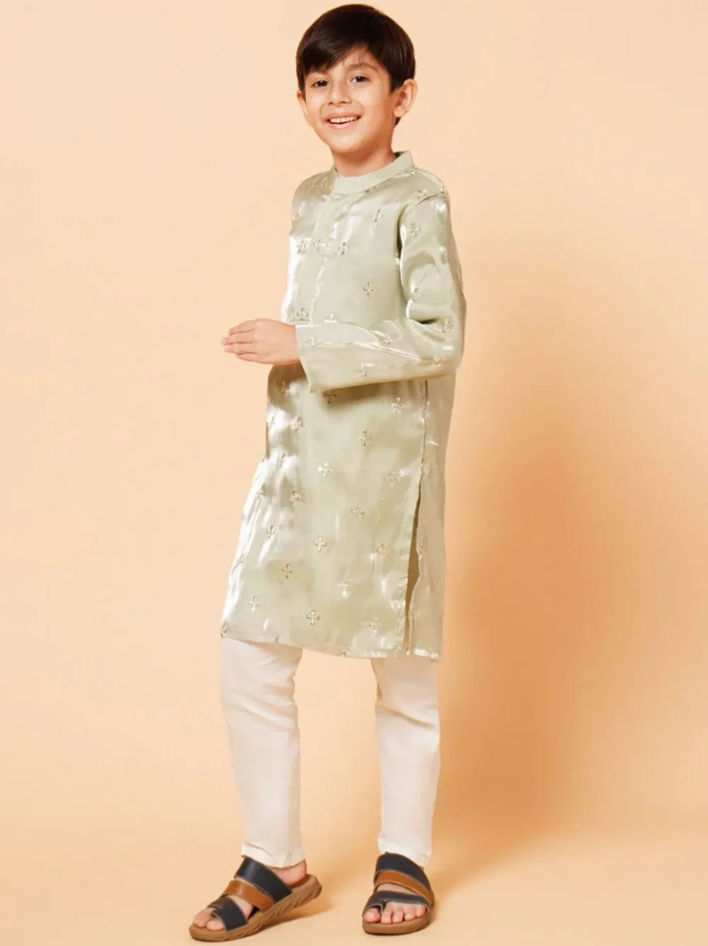 Green Ethnic motif embroidered Kurta pajama set - Image 2